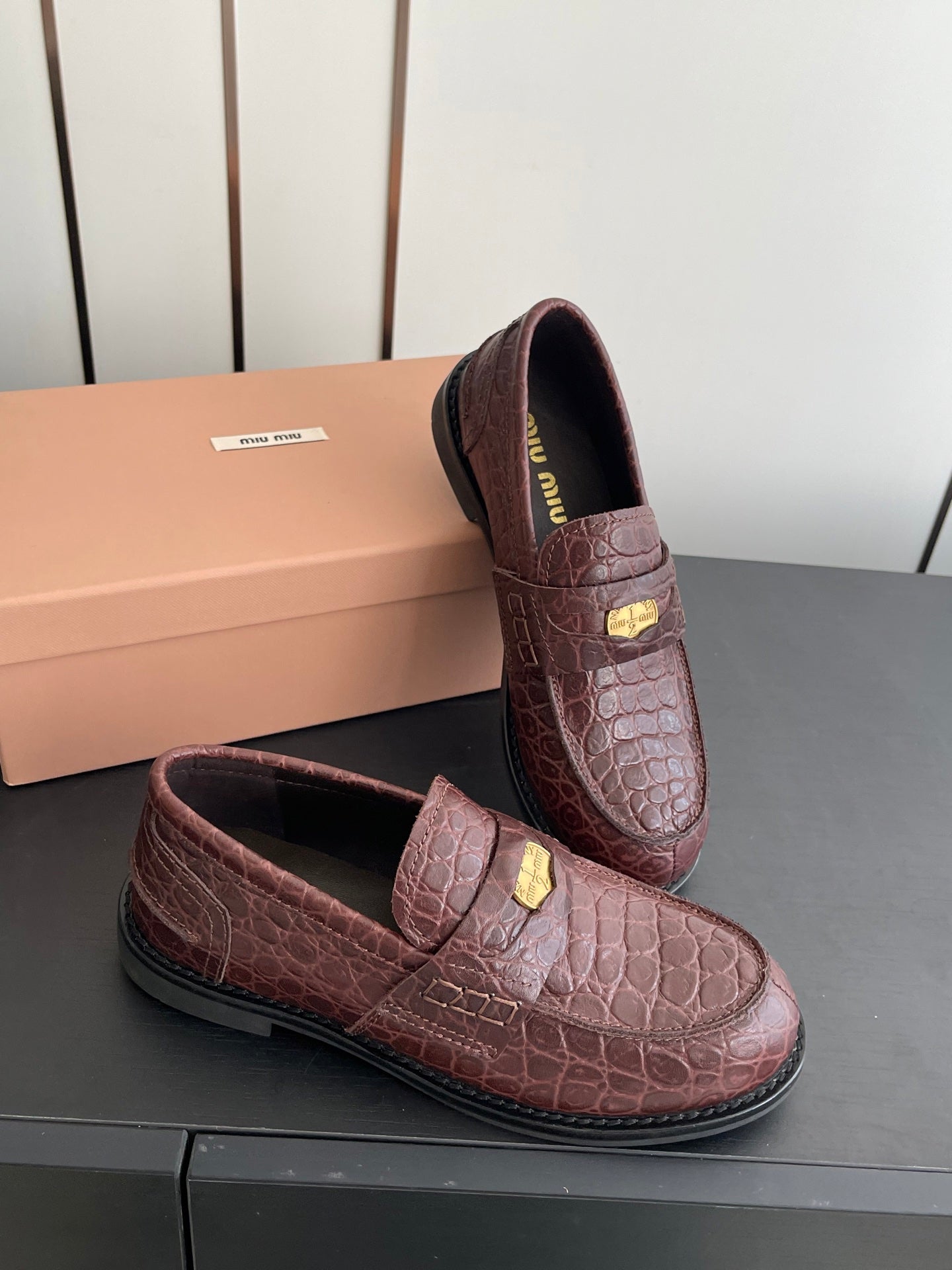 MIU 26 Casual Loafers Red Brown Crocodile Embossed Calfskin 631626
